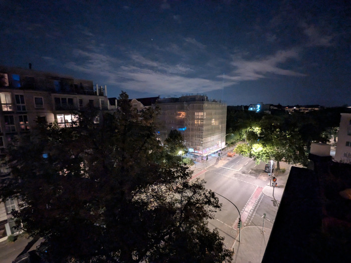 Auch bei den Superweitwinkelaufnahmen hat das Pixel 10 das Nachsehen ...